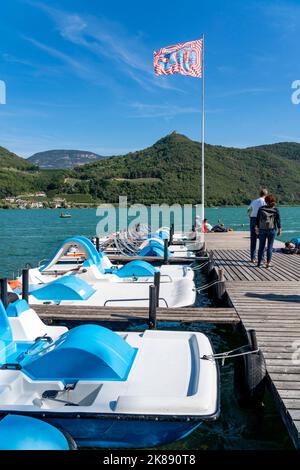 Bootsverleih, Tretboote, Gretl am See lido am Kalterer See, in der Nähe des Dorfes Kaltern, im Etschtal in Südtirol, einer der beiden wärmsten lak Stockfoto