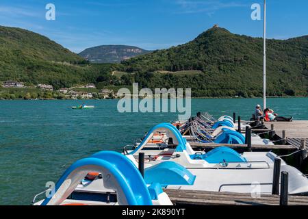 Bootsverleih, Tretboote, Gretl am See lido am Kalterer See, in der Nähe des Dorfes Kaltern, im Etschtal in Südtirol, einer der beiden wärmsten lak Stockfoto