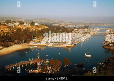 Eine Luftaufnahme von Dana Point, Kalifornien, zeigt den weitläufigen Yachthafen mit Sportbooten, Schiffen und Segelbooten im Schutzhafen Stockfoto