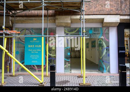 LONDON - 3. November 2020: Gerüste vor dem Seven Dials Bike Hub, Covent Garden Stockfoto