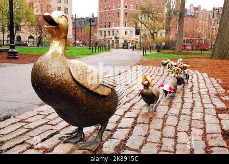 Machen Sie Platz für die Entlein, Bronzeskulpturen zu Ehren der berühmten Kindergeschichte von Robert McClosky in Boston Publik Garden Stockfoto