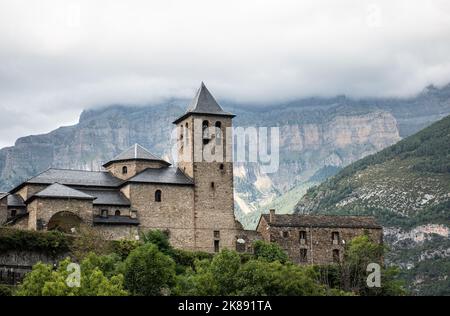 Kirche von San Salvador in Torla - Ordesa. Pyrenäen Stockfoto