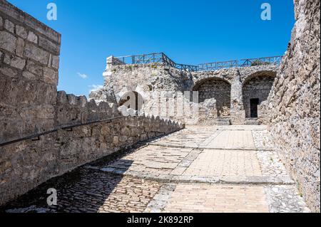 Civitella, italien: 06-24-2022: Die Ruinen der Festung Civitella del Tronto Stockfoto