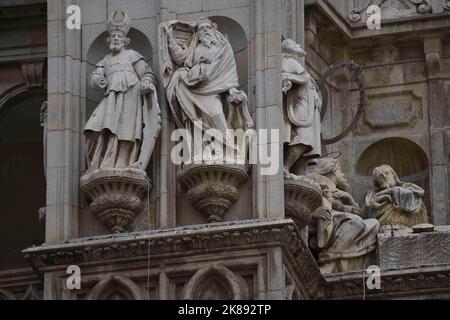 Kathedrale der Heiligen Maria. Skulpturen von Bischöfen und herausragenden Persönlichkeiten auf der Hauptfassade façade. Stockfoto