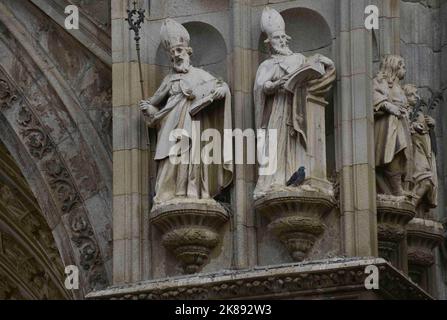 Kathedrale der Heiligen Maria. Skulpturen von Bischöfen und herausragenden Persönlichkeiten auf der Hauptfassade façade. Stockfoto