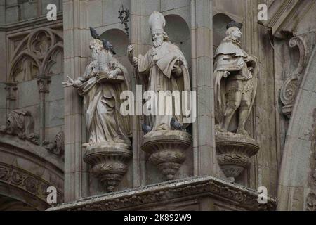 Kathedrale der Heiligen Maria. Skulpturen von Bischöfen und herausragenden Persönlichkeiten auf der Hauptfassade façade. Stockfoto