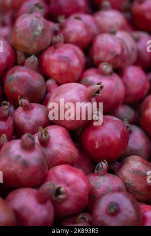 Haufen reifer Granatäpfel Früchte auf dem Bauernmarkt in Istanbul Türkei. Stockfoto