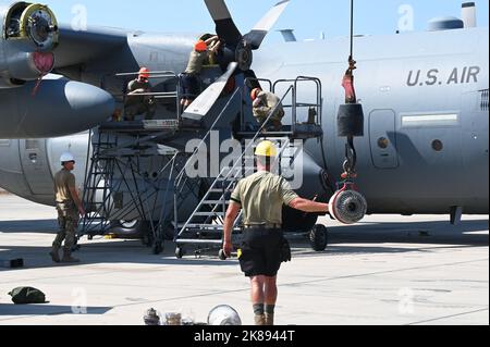 Antriebstechniker mit dem Expeditionary Airlift Squadron 75. arbeiten an einer der neuen Requisiten für eine C-130H im Camp Lemonnier, Dschibuti, 20. Oktober 2022. Die Flieger der 75. EAS kommen von der Connecticut Air National Guard, um die 449. Air Expeditionary Group zu unterstützen, indem sie die taktische C-130H-Luftbrücke für Multi-User in Ostafrika bereitstellen und den regionalen Zugang verbessern, um die richtigen Effekte am richtigen Ort und zur richtigen Zeit zu erzeugen. (USA Air Force Foto von Tech. Sgt. Jayson Burns) Stockfoto