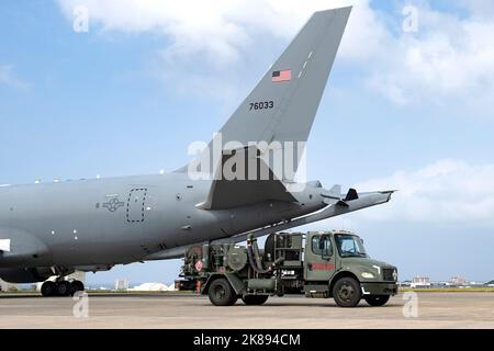 Ein KC-46A Pegasus vom Luftwaffenstützpunkt McConnell wird neben einem R-12-Tankwagen zum Tanken in heißen Gruben auf dem Luftwaffenstützpunkt Kadena, Japan, am 13. Oktober 2022, geparkt. Das Tanken von heißen Gruben ist eine Technik, die verwendet wird, um die Bodenzeit zwischen den Flügen sowie den Bedarf an Personal und Ausrüstung zu reduzieren. (USA Luftwaffe Foto von Senior Airman Jessi Roth) Stockfoto