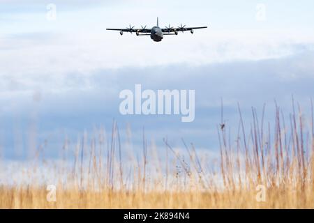 Ein US-amerikanischer Luftwaffenstützpunkt HC-130J, der der Rettungsschwadron 211., Joint Base Elmendorf-Richardson, Alaska, zugewiesen wurde, fliegt während eines Rettungstrainings am 19. Oktober über die Malemute Drop Zone von JBER. 2022. Das 211. Rescue Squadron führt Such- und Rettungsmissionen durch, die Rettungsunterstützung in Alaska leisten, und hat auch eine 72-stündige weltweite Einsatzmission. (USA Luftwaffe Foto von Airman 1. Klasse Julia Lebens) Stockfoto