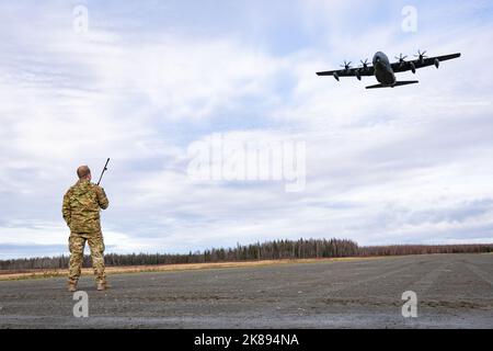 US Air National Guard Staff Sgt. Tyler Hoskins, ein HC-130J-Lastmaster, der 211. Rettungsgeschwader, Joint Base Elmendorf-Richardson, Alaska, zugewiesen wurde, nimmt an einem Rettungspaket-Drop-Training in der JBER Malemute Drop Zone, Oktober 19, Teil. 2022. Das 211. Rescue Squadron führt Such- und Rettungsmissionen durch, die Rettungsunterstützung in Alaska leisten, und hat auch eine 72-stündige weltweite Einsatzmission. (USA Luftwaffe Foto von Airman 1. Klasse Julia Lebens) Stockfoto