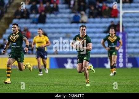 Coventry, Großbritannien. 21. Oktober 2022. Cameron Munster of Australia bricht während des Rugby League World Cup 2021-Spiels Australien gegen Schottland in der Coventry Building Society Arena, Coventry, Großbritannien, 21.. Oktober 2022 (Foto von Craig Thomas/News Images) Credit: News Images LTD/Alamy Live News Stockfoto