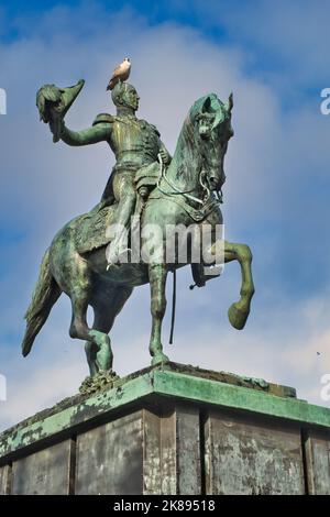 Reiterstatue von König Wilhelm II. Von den Niederlanden, vor dem parlamentsgebäude in Den Haag, Niederlande. Vogel steht auf dem Kopf. Stockfoto