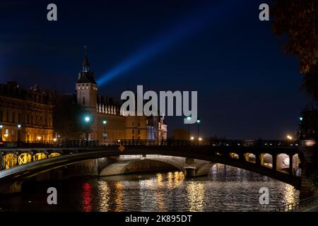 Die Conciergerie ist ein ehemaliges Gerichtsgebäude und Gefängnis in Paris, Frankreich, westlich des Île de la Cité, unterhalb des Palais de Justice. Stockfoto