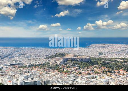 Athen von lycabettus Hügel mit Blick auf den Parthenon auf der Akropolis und den Saronischen Golf, Griechenland Stockfoto