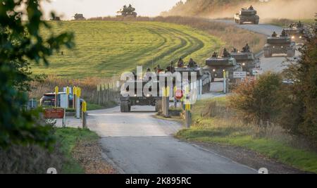 Zwei Abschnitte der britischen Armee FV4034 Challenger 2 ii Hauptkampfpanzer an einer Kreuzung der Hauptstraße, Wiltshire UK Stockfoto