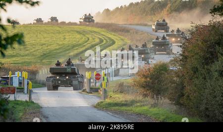 Zwei Abschnitte der britischen Armee FV4034 Challenger 2 ii Hauptkampfpanzer an einer Kreuzung der Hauptstraße, Wiltshire UK Stockfoto