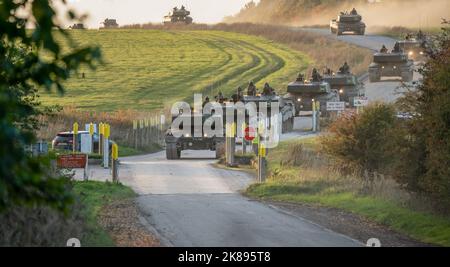 Zwei Abschnitte der britischen Armee FV4034 Challenger 2 ii Hauptkampfpanzer an einer Kreuzung der Hauptstraße, Wiltshire UK Stockfoto