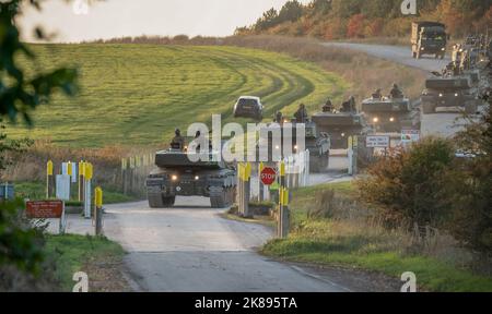 Zwei Abschnitte der britischen Armee FV4034 Challenger 2 ii Hauptkampfpanzer an einer Kreuzung der Hauptstraße, Wiltshire UK Stockfoto