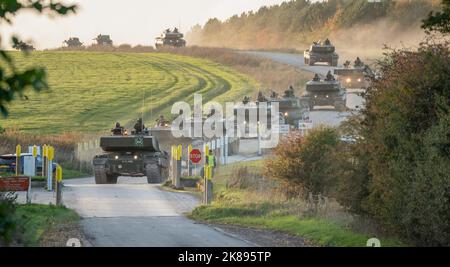 Zwei Abschnitte der britischen Armee FV4034 Challenger 2 ii Hauptkampfpanzer an einer Kreuzung der Hauptstraße, Wiltshire UK Stockfoto