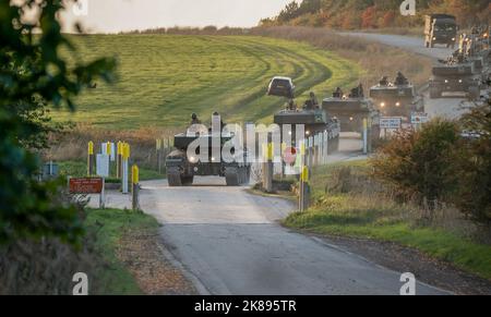 Zwei Abschnitte der britischen Armee FV4034 Challenger 2 ii Hauptkampfpanzer an einer Kreuzung der Hauptstraße, Wiltshire UK Stockfoto