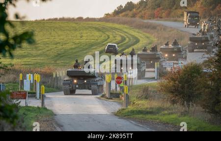 Zwei Abschnitte der britischen Armee FV4034 Challenger 2 ii Hauptkampfpanzer an einer Kreuzung der Hauptstraße, Wiltshire UK Stockfoto