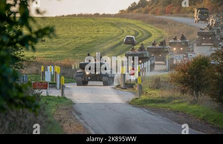 Zwei Abschnitte der britischen Armee FV4034 Challenger 2 ii Hauptkampfpanzer an einer Kreuzung der Hauptstraße, Wiltshire UK Stockfoto