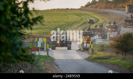 Zwei Abschnitte der britischen Armee FV4034 Challenger 2 ii Hauptkampfpanzer an einer Kreuzung der Hauptstraße, Wiltshire UK Stockfoto