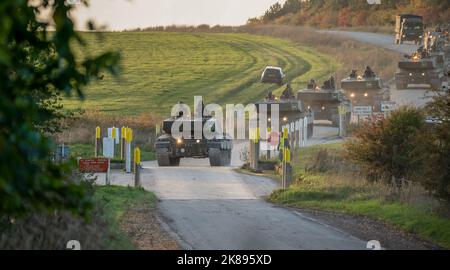 Zwei Abschnitte der britischen Armee FV4034 Challenger 2 ii Hauptkampfpanzer an einer Kreuzung der Hauptstraße, Wiltshire UK Stockfoto