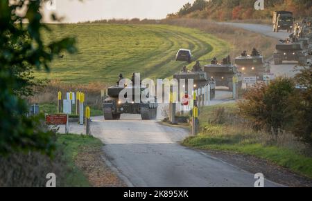 Zwei Abschnitte der britischen Armee FV4034 Challenger 2 ii Hauptkampfpanzer an einer Kreuzung der Hauptstraße, Wiltshire UK Stockfoto