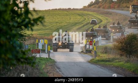 Zwei Abschnitte der britischen Armee FV4034 Challenger 2 ii Hauptkampfpanzer an einer Kreuzung der Hauptstraße, Wiltshire UK Stockfoto