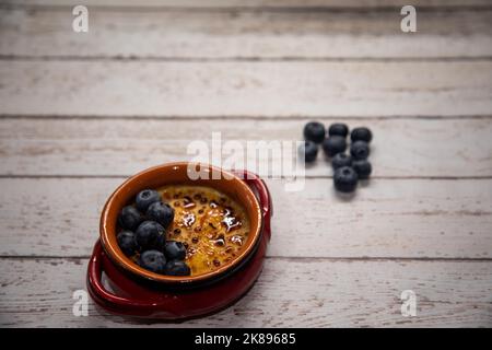 Crema Catalana Mit Heidelbeeren Auf Weißem Holzhintergrund Stockfoto