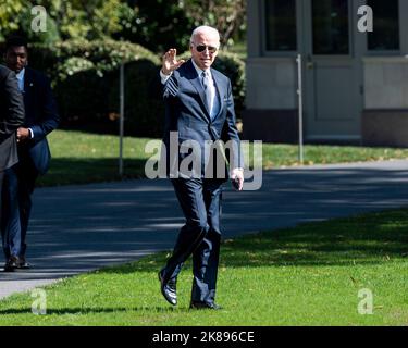 Washington DC, USA. 21. Oktober 2022, Washington, District of Columbia, USA: Präsident JOE BIDEN (D) winkt der Presse zu, als er das Weiße Haus verlässt, um seine Reise nach Delaware zu beginnen. (Bild: © Michael Brochstein/ZUMA Press Wire) Bild: ZUMA Press, Inc./Alamy Live News Stockfoto