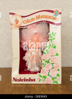 Tres Coroas, Brasilien - ca. August 2022: „Little Bride“-Puppe (Noivinha) aus der brasilianischen Erdbeeren-Shortcake-Kollektion 1987 „Fruits and Flowers“ Stockfoto