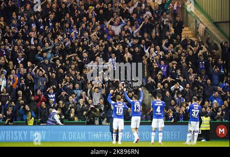 St. Johnstone-Fans feiern nach dem letzten Pfiff während des Cinch Premiership-Spiels in der Easter Road, Edinburgh. Bilddatum: Freitag, 21. Oktober 2022. Stockfoto