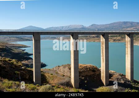 Trockener Stausee von La Vinuela, Stausee wegen Wassermangels für tot erklärt, Malaga, Andalusien, Spanien Stockfoto