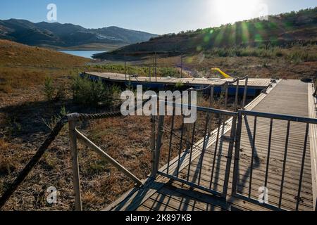 Trockener Stausee von La Vinuela, Stausee wegen Wassermangels für tot erklärt, Malaga, Andalusien, Spanien Stockfoto