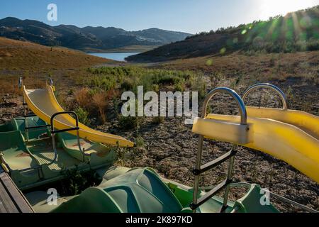 Trockener Stausee von La Vinuela, Stausee wegen Wassermangels für tot erklärt, Malaga, Andalusien, Spanien Stockfoto