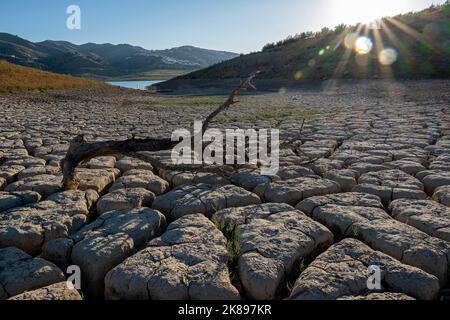 Trockener Stausee von La Vinuela, Stausee wegen Wassermangels für tot erklärt, Malaga, Andalusien, Spanien Stockfoto