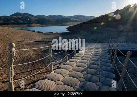 Trockener Stausee von La Vinuela, Stausee wegen Wassermangels für tot erklärt, Malaga, Andalusien, Spanien Stockfoto