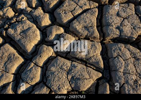 Trockener Stausee von La Vinuela, Stausee wegen Wassermangels für tot erklärt, Malaga, Andalusien, Spanien Stockfoto