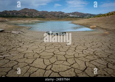 Trockener Stausee von La Vinuela, Stausee wegen Wassermangels für tot erklärt, Malaga, Andalusien, Spanien Stockfoto