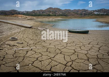 Trockener Stausee von La Vinuela, Stausee wegen Wassermangels für tot erklärt, Malaga, Andalusien, Spanien Stockfoto