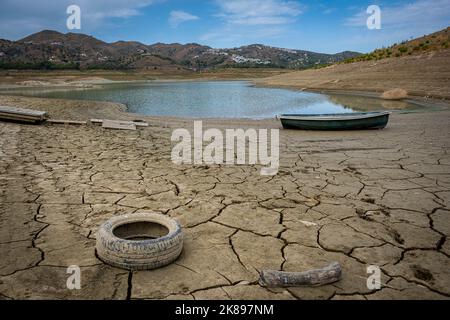 Trockener Stausee von La Vinuela, Stausee wegen Wassermangels für tot erklärt, Malaga, Andalusien, Spanien Stockfoto