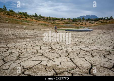 Trockener Stausee von La Vinuela, Stausee wegen Wassermangels für tot erklärt, Malaga, Andalusien, Spanien Stockfoto