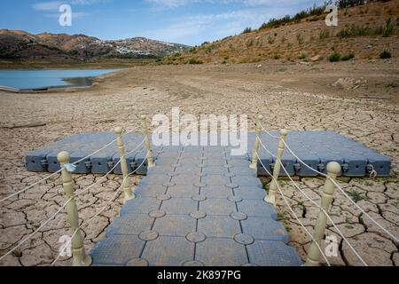 Trockener Stausee von La Vinuela, Stausee wegen Wassermangels für tot erklärt, Malaga, Andalusien, Spanien Stockfoto