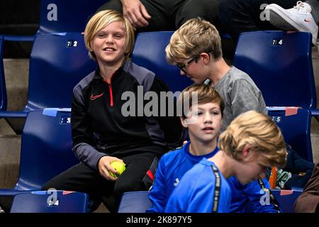 Belgische Fans und Unterstützer, die beim Einzel-Viertelfinale der Männer zwischen dem französischen Gasquet und dem belgischen Goffin beim European Open Tennis ATP-Turnier in Antwerpen am Freitag, den 21. Oktober 2022, abgebildet wurden. BELGA FOTO LAURIE DIEFFEMBACQ Stockfoto