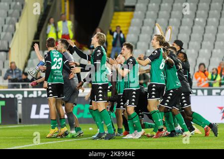 Die Spieler von Cercle feiern am Freitag, den 21. Oktober 2022 in Brügge, am 14. Tag der ersten Division der belgischen Meisterschaft 2022-2023 in der „Jupiler Pro League“, ein Fußballspiel zwischen Cercle Brugge und Sporting Charleroi. BELGA FOTO KURT DESPLENTER Stockfoto