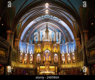 Goldene Nischen mit religiösen Statuen hinter dem Hauptaltar in der Notre-Dame-Basilika in Old Montreal, Quebec, einer neugotischen römisch-katholischen Kirche. Stockfoto