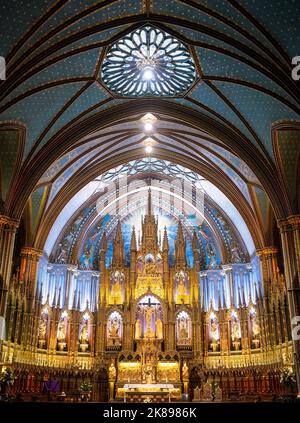 Hauptaltar und goldenes Altarbild der Notre-Dame Basilika in Alt-Montreal mit religiösen Statuen in verzierten Goldnischen. Stockfoto